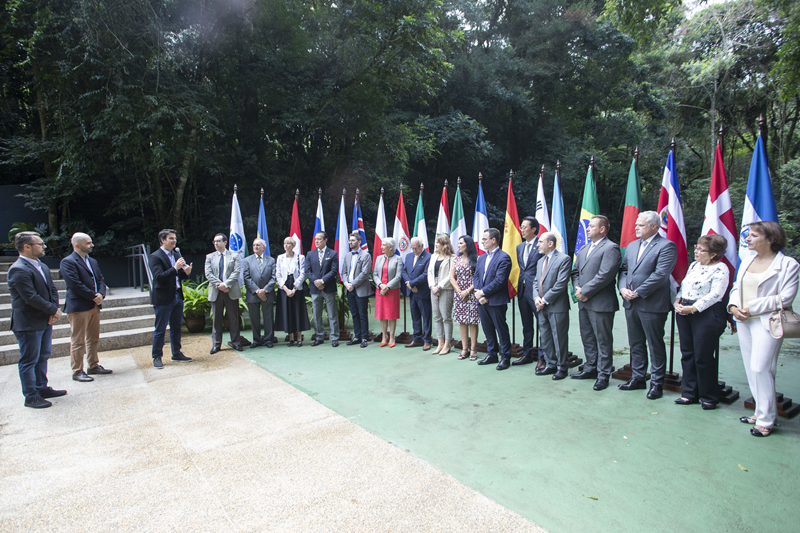 Curitiba reforça laços internacionais em encontro do prefeito com representantes de 29 países