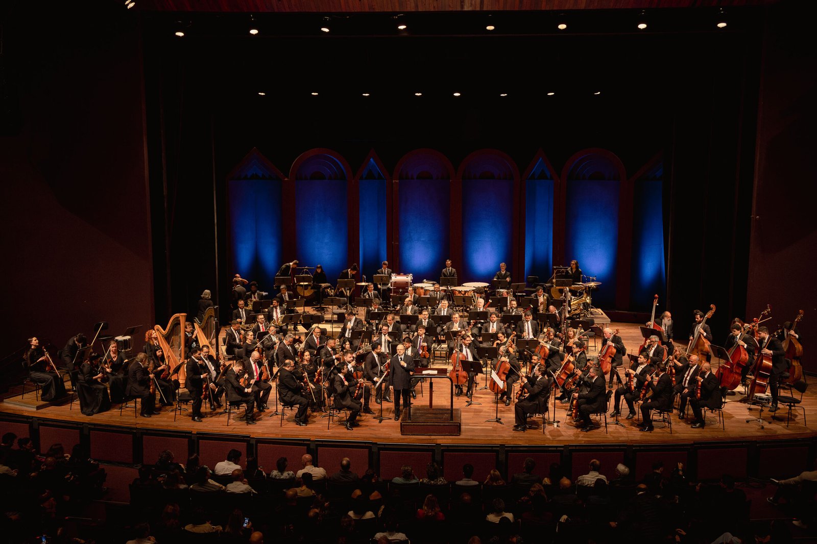 Orquestra Sinfônica do Paraná sob regência de maestro holandês celebra 40 anos com Ravel, Stravinski e Mussorgsky