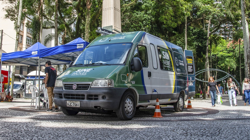 Em busca de vagas? Sine Móvel leva atendimento para 12 pontos de Curitiba neste mês