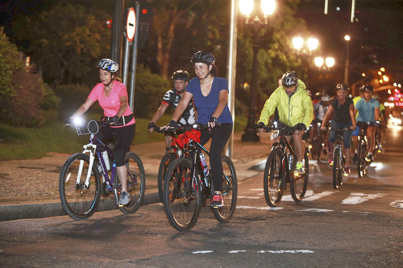 Cinco roteiros diferentes: Pedala Noturno oferece passeios de bicicleta por Curitiba