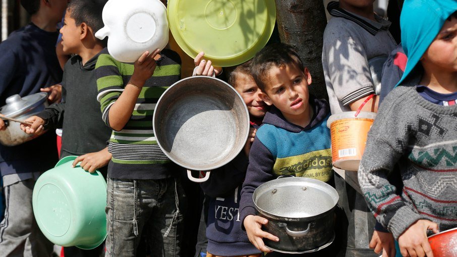 População de Gaza enfrenta fome severa com bloqueio e dificuldade na chegada de suprimentos