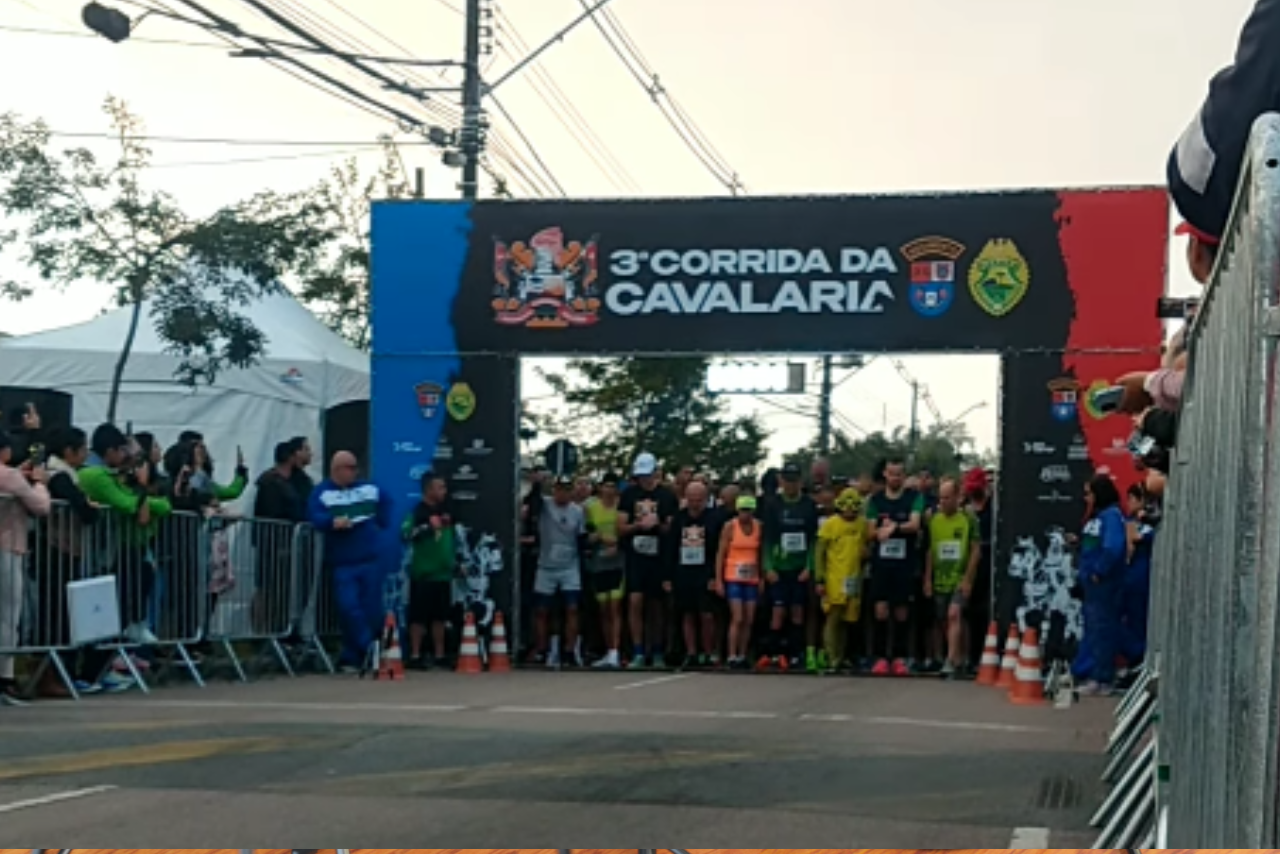 3ª Corrida da Cavalaria reuniu atletas profissionais e amadores em Curitiba neste domingo (4)