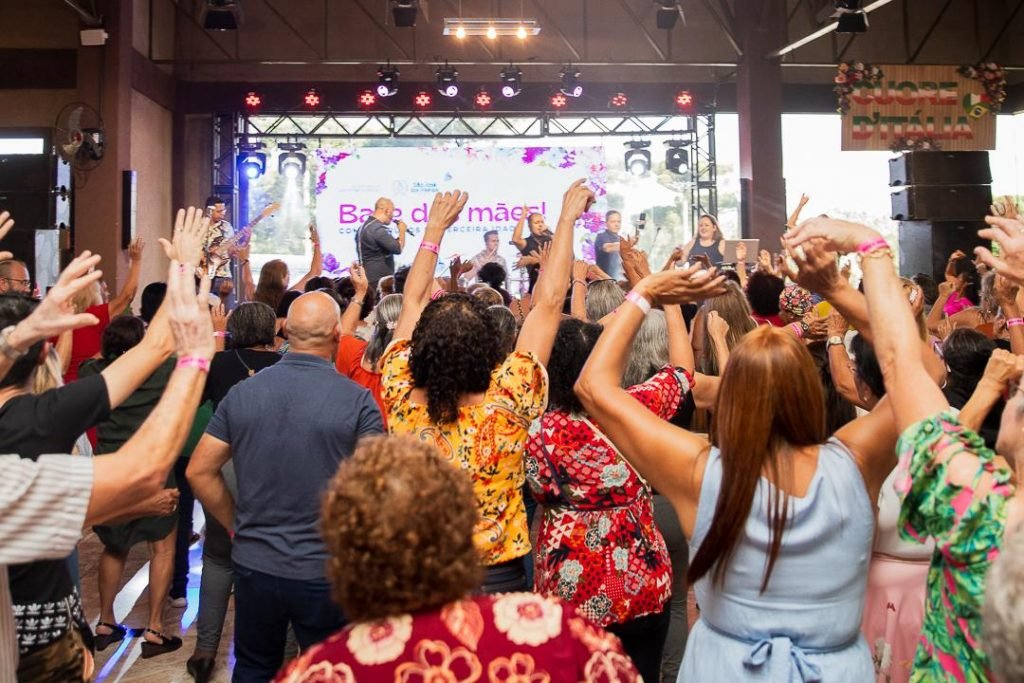 Mil idosos celebram o Dia das Mães em baile na Colônia Mergulhão