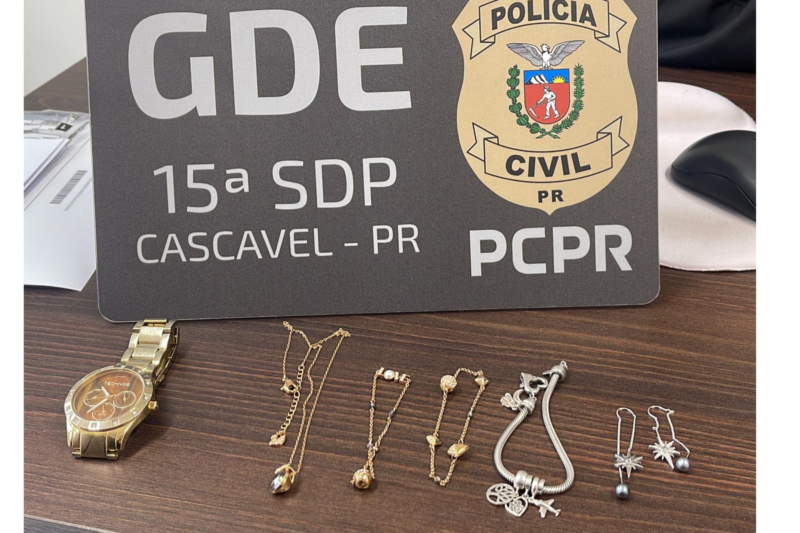 PCPR desmantela esquema de furtos de joias em residências de Cascavel e prende três