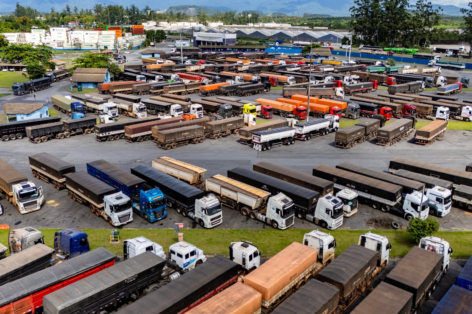 Paranaguá atinge marca inédita: pátio de triagem recebe mais de 180 mil caminhões em quatro meses