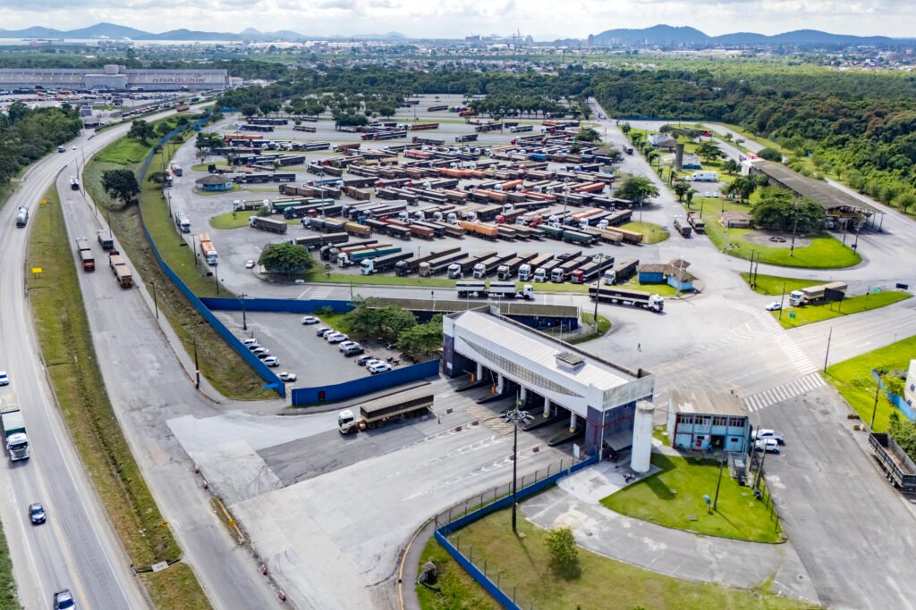 Paranaguá atinge marca inédita: pátio de triagem recebe mais de 180 mil caminhões em quatro meses