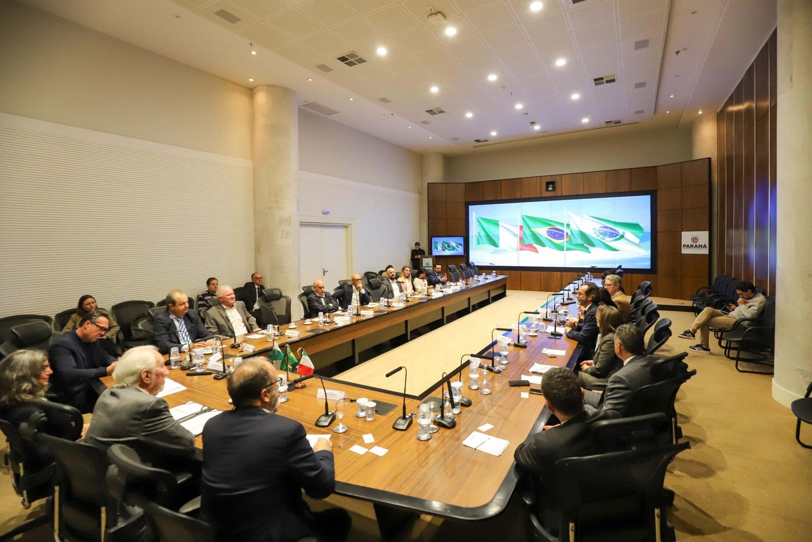 Comitiva italiana assina acordos com o Paraná para intercâmbio em inovação e cooperativismo