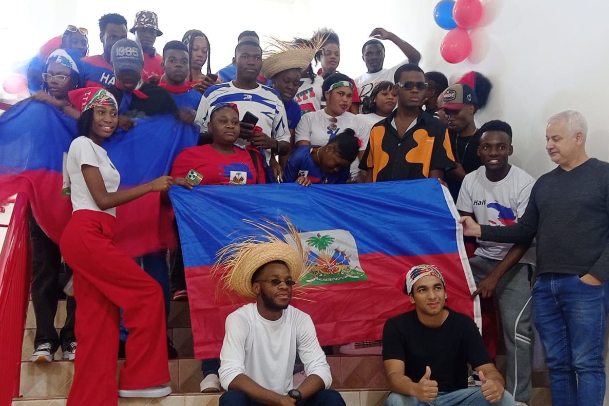 Cascavel celebra cultura haitiana em Ceebja com 100 estudantes imigrantes