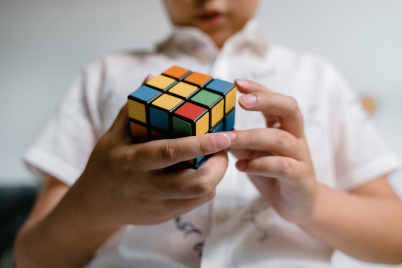 Cubo Mágico: de brinquedo a esporte, competição em Curitiba mostra velocidade e concentração