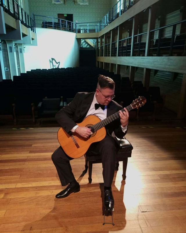 Walmor Boza encanta Curitiba: recital gratuito de violão traz obras espanholas ao Teatro da Vila