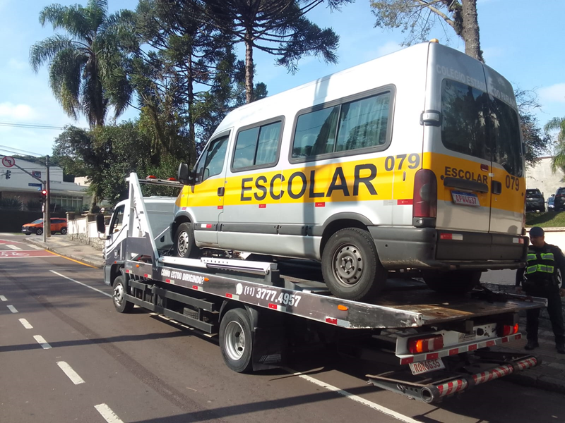 Alerta em Curitiba: Fiscalização da Urbs Tira Vans Escolares Clandestinas de Circulação