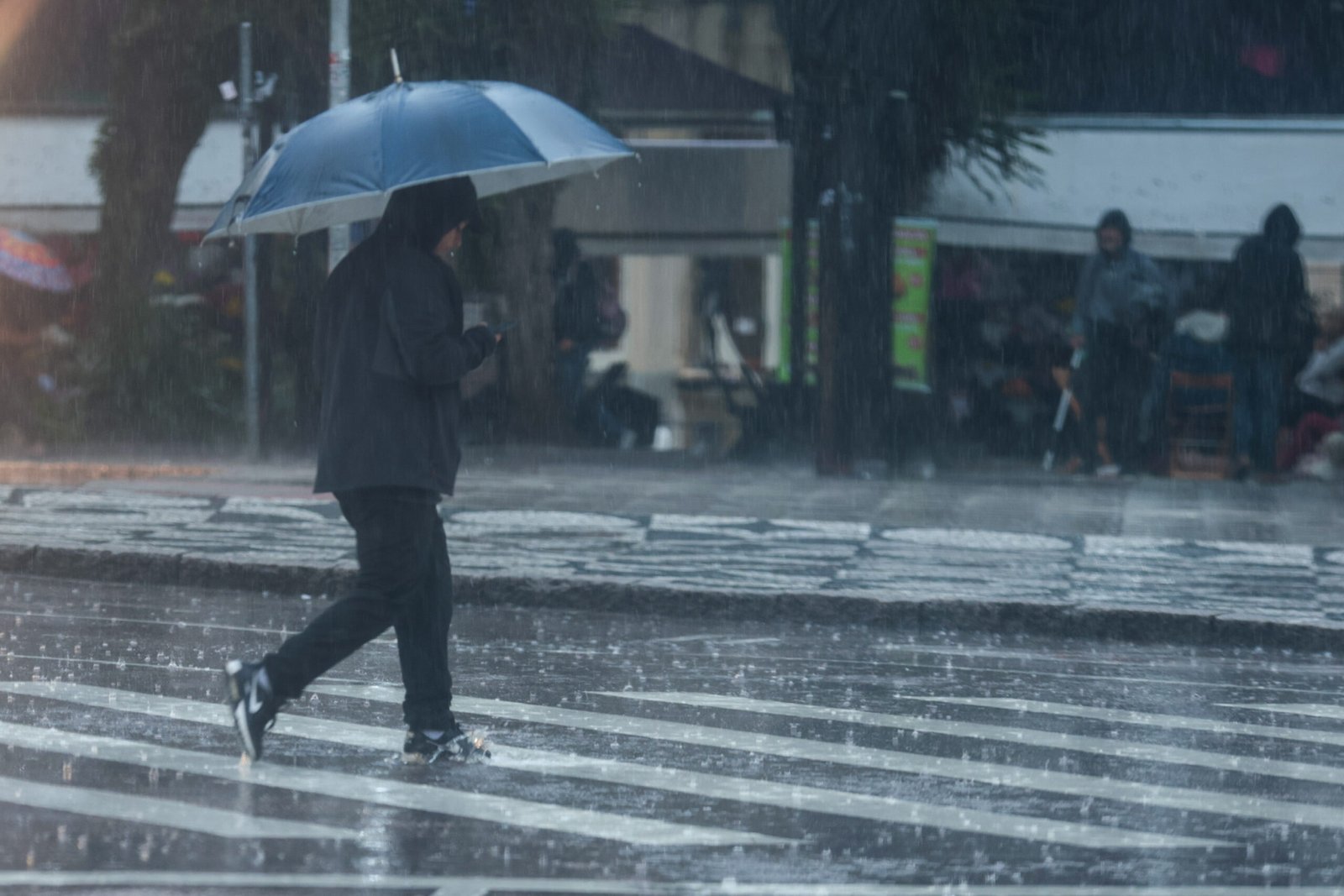Aviso de temporais: chuva intensa e temperaturas amenas marcam fim de semana no Paraná