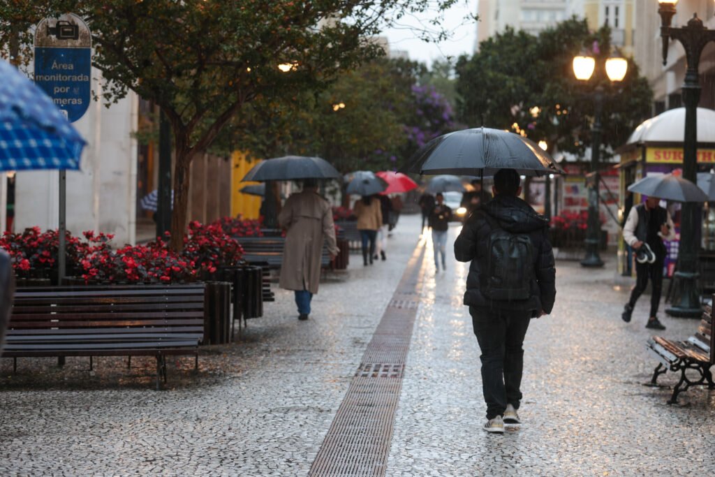 Aviso de temporais: chuva intensa e temperaturas amenas marcam fim de semana no Paraná