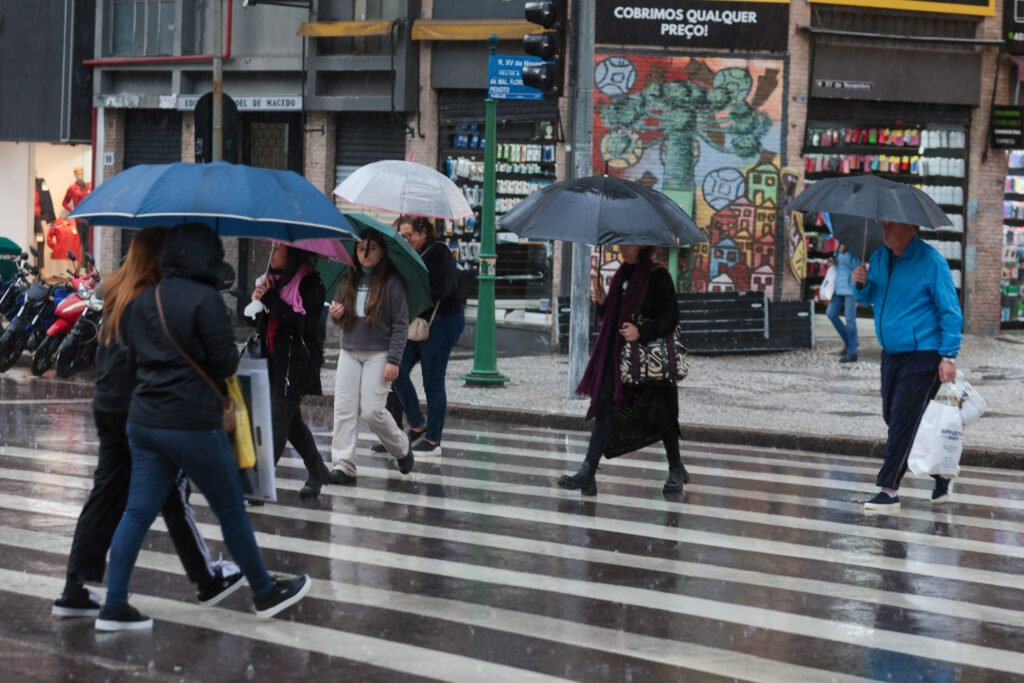 Fim de semana chuvoso põe fim aos dias congelantes no Paraná
