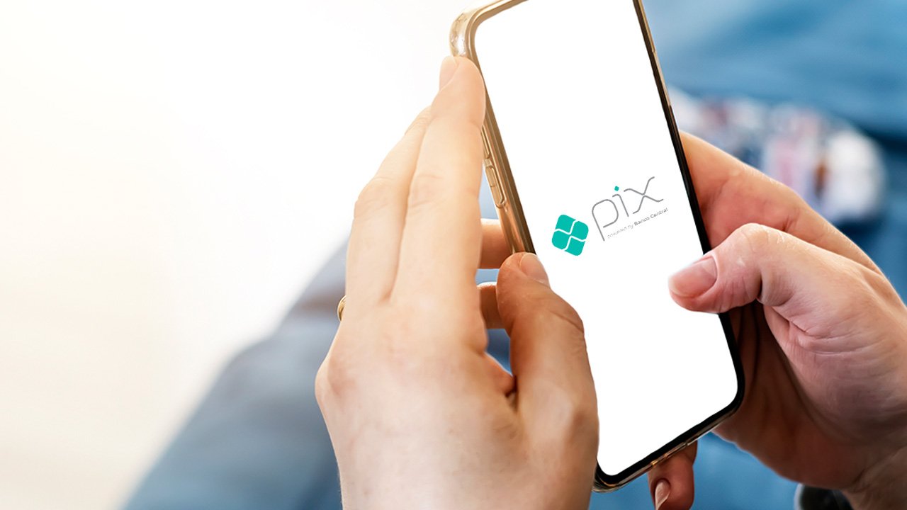 Nova modalidade do Banco Central facilita pagamentos recorrentes para contas de consumo, mensalidades e assinaturas, beneficiando consumidores e, principalmente, pequenas empresas. <h3>O Fim do Boleto? Como Funciona o Pix Automático</h3> Já está em vigor desde a última segunda-feira (16) o Pix Automático, a nova ferramenta do Banco Central que promete revolucionar os pagamentos recorrentes no Brasil. A ideia é simples: substituir o boleto mensal e o tradicional débito automático por um sistema mais ágil e integrado. Com ele, o cliente autoriza apenas uma vez e os pagamentos para empresas e serviços são debitados automaticamente na data combinada. O passo a passo para o consumidor é o seguinte: A empresa envia uma solicitação de autorização para o seu aplicativo do banco. Você acessa a opção "Pix Automático", lê os termos e aceita. É possível definir o valor máximo da cobrança e a periodicidade. Pronto! Os débitos ocorrerão de forma automática, podendo ser cancelados por você a qualquer momento. <h3>Para Quem é a Novidade?</h3> O Pix Automático foi desenhado para pagamentos de pessoas físicas para empresas. Ele é ideal para quitar despesas como: Contas de consumo (luz, água, telefone, internet). Mensalidades (escola, faculdade, academia, condomínio). Assinaturas (serviços de streaming, jornais, clubes). É importante não confundir com o Pix Agendado Recorrente, que já existe e serve para transferências entre pessoas físicas, como o pagamento de mesada ou o salário de um trabalhador doméstico. <h3>A Grande Vantagem para Pequenas Empresas</h3> Se para o consumidor a novidade traz praticidade, para as pequenas empresas e Microempreendedores Individuais (MEI), ela é transformadora. Antes, para oferecer o débito automático, um pequeno negócio precisava firmar convênios complexos e caros com cada banco. Na prática, só grandes companhias conseguiam. Com o Pix Automático, basta que a empresa peça a adesão ao seu próprio banco, simplificando a cobrança e diminuindo a inadimplência. <h3>Segurança em Primeiro Lugar: Como se Proteger de Golpes</h3> O Banco Central criou regras rígidas para evitar fraudes. O principal risco é o recebimento de propostas de cobrança de empresas falsas. Para mitigar isso, os bancos são obrigados a fazer uma análise criteriosa das empresas que oferecem o serviço, verificando CNPJ, sócios e histórico. Além disso, empresas com menos de seis meses de atividade não podem oferecer o Pix Automático. A dica para o consumidor é clara: antes de autorizar qualquer cobrança recorrente, verifique com atenção o nome e o CNPJ da empresa para garantir que se trata do serviço que você realmente contratou.