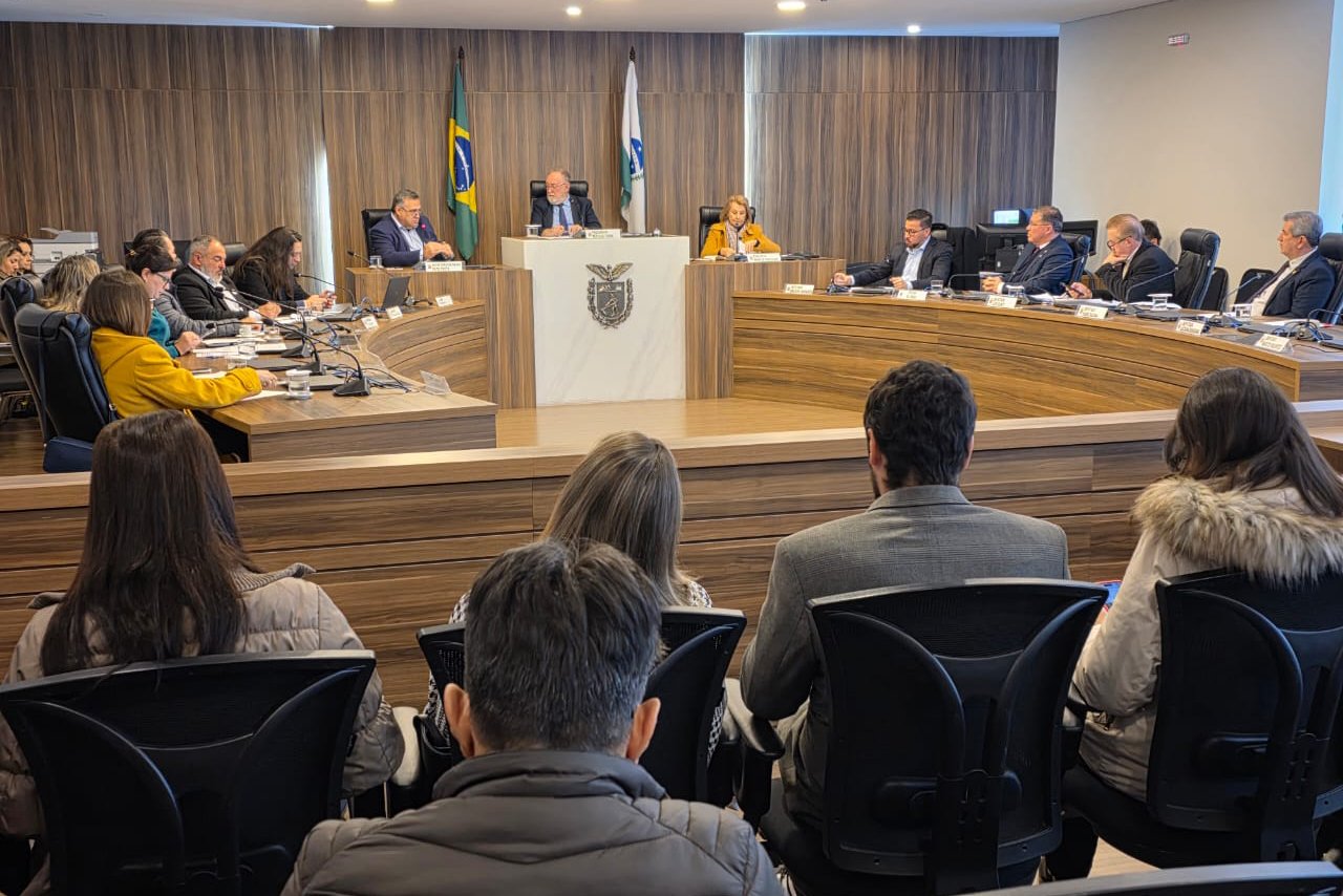 Governo do Paraná Culpa "Fake News" por Baixa Vacinação em Audiência na Assembleia Legislativa