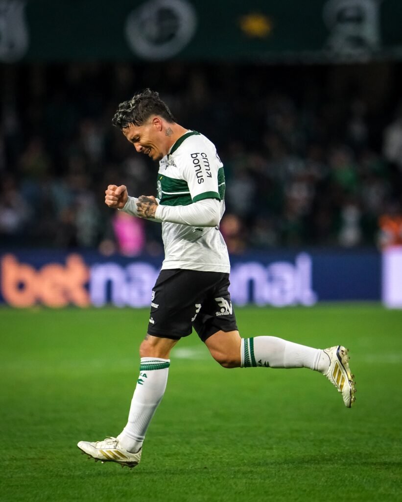 Com golaço e susto, Coritiba vence o Cuiabá e entra no G-4 da Série B