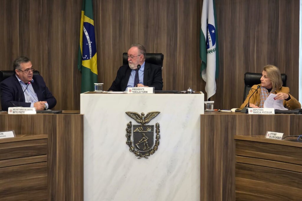 Governo do Paraná Culpa "Fake News" por Baixa Vacinação em Audiência na Assembleia Legislativa