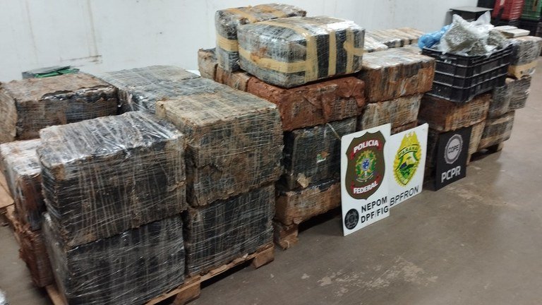 Traficantes Atiram Contra a Polícia e Abandonam 1,7 Tonelada de Maconha no Rio Iguaçu