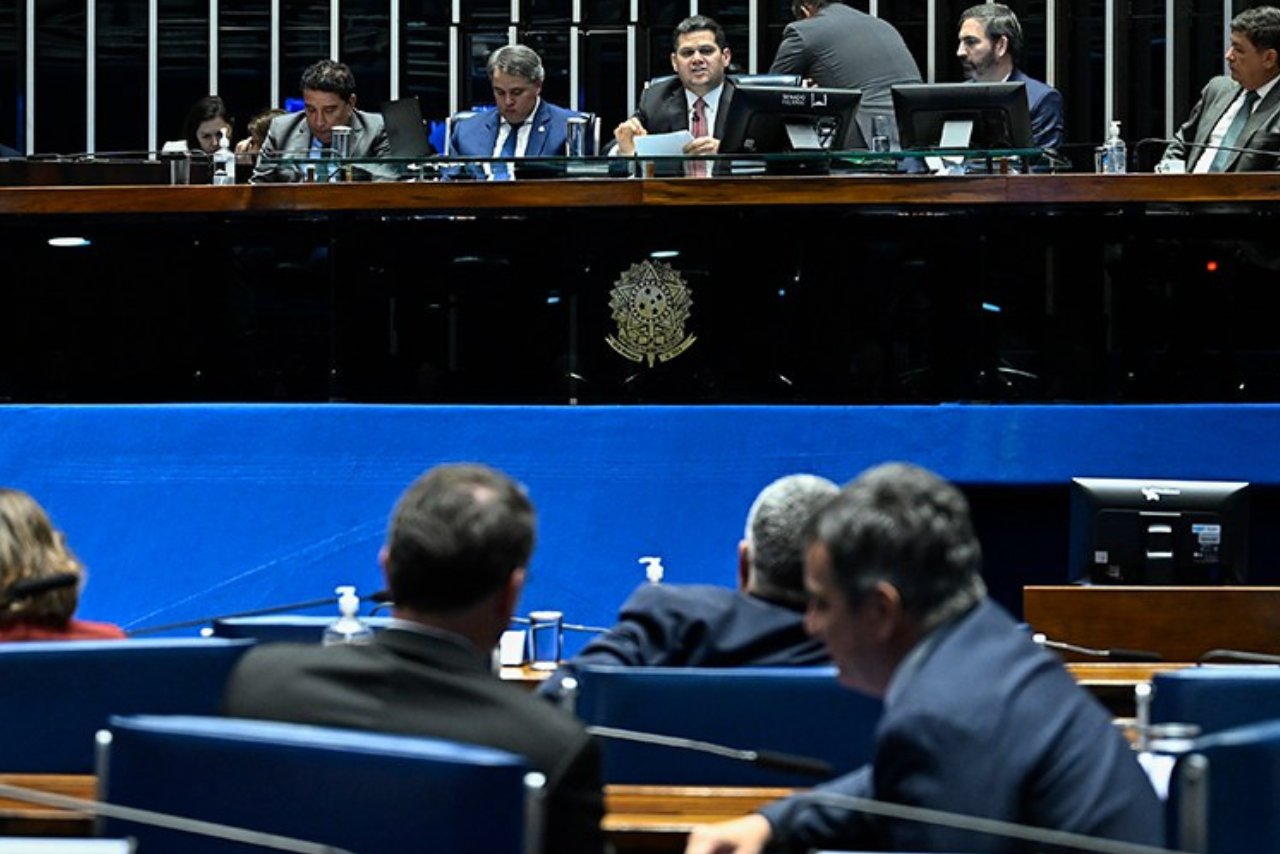 Senado impõe derrota ao Governo no IOF e aprova aumento no número de deputados