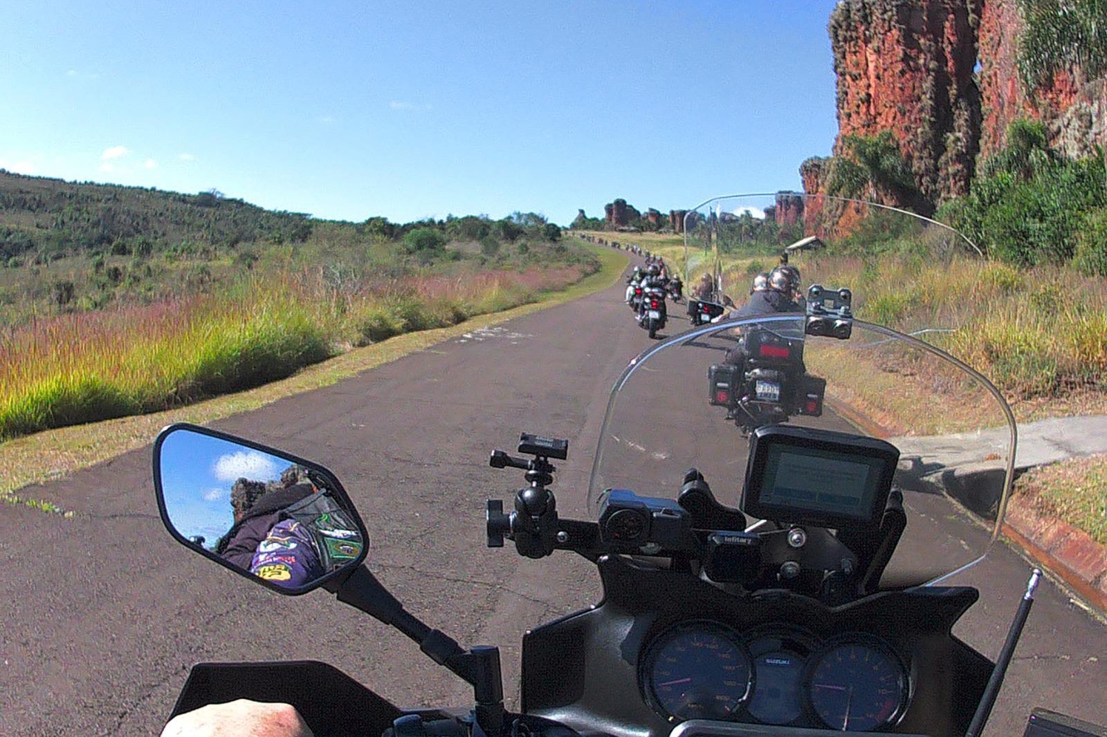 Campos Gerais "invadida": comboio com 300 motociclistas explora as belezas do Paraná no fim de semana