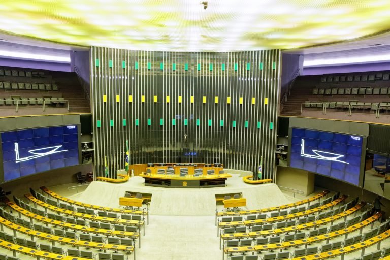 Governo Promete R$ 2 Bilhões em Emendas e Adia Votação Decisiva no Congresso