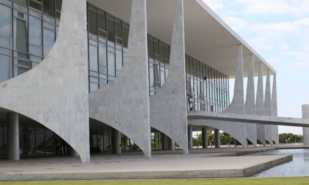 Governo Promete R$ 2 Bilhões em Emendas e Adia Votação Decisiva no Congresso