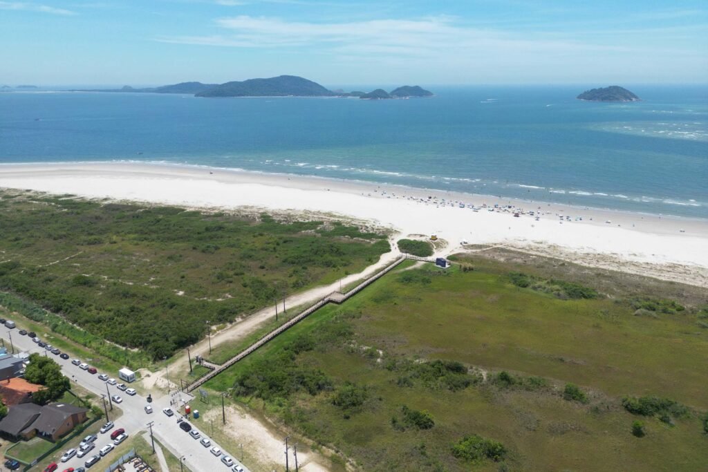 No Top 30 do Brasil: Conheça a Praia Paranaense que Virou Destaque Internacional