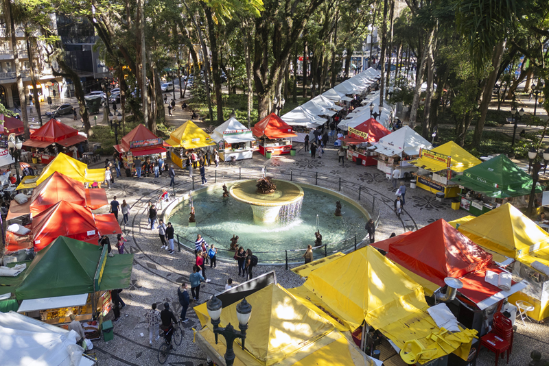 Feira de inverno da Praça Osório aquece Curitiba com delícias típicas e artesanato