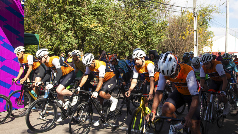 Com o Jardim Botânico de Cenário, Copa de Ciclismo Transforma Avenida em Pista de Corrida em Curitiba
