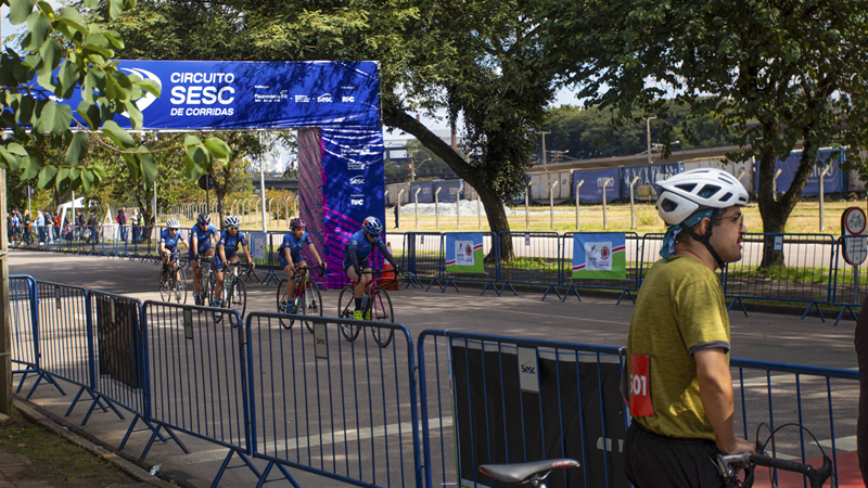 Com o Jardim Botânico de Cenário, Copa de Ciclismo Transforma Avenida em Pista de Corrida em Curitiba
