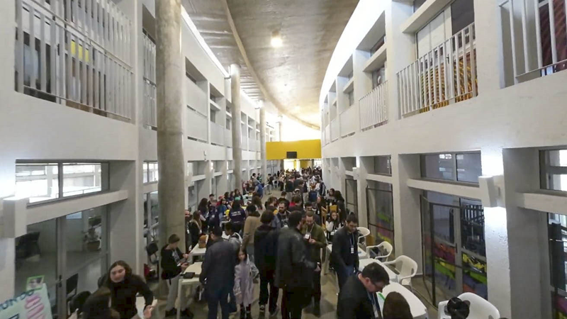 De Coleira para Cães Cegos a Mão Robótica: Feira Maker em Curitiba Exibe Criatividade e Inovação