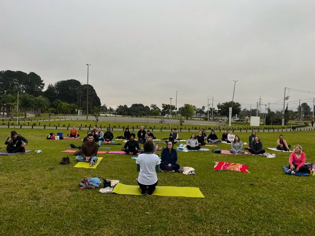 Estenda seu Tapete na Grama: Evento Comunitário de Yoga Ocupa o Parque São José Neste Sábado