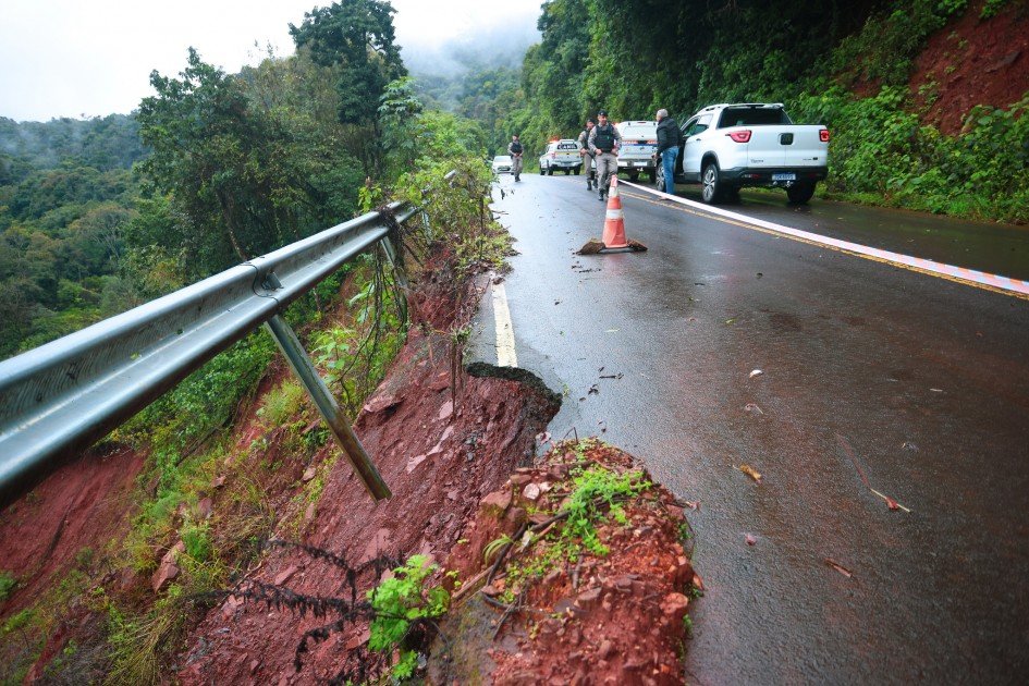 O paradoxo do RS: enquanto 11 cidades decretam emergência por chuva, 309 sofrem com a seca