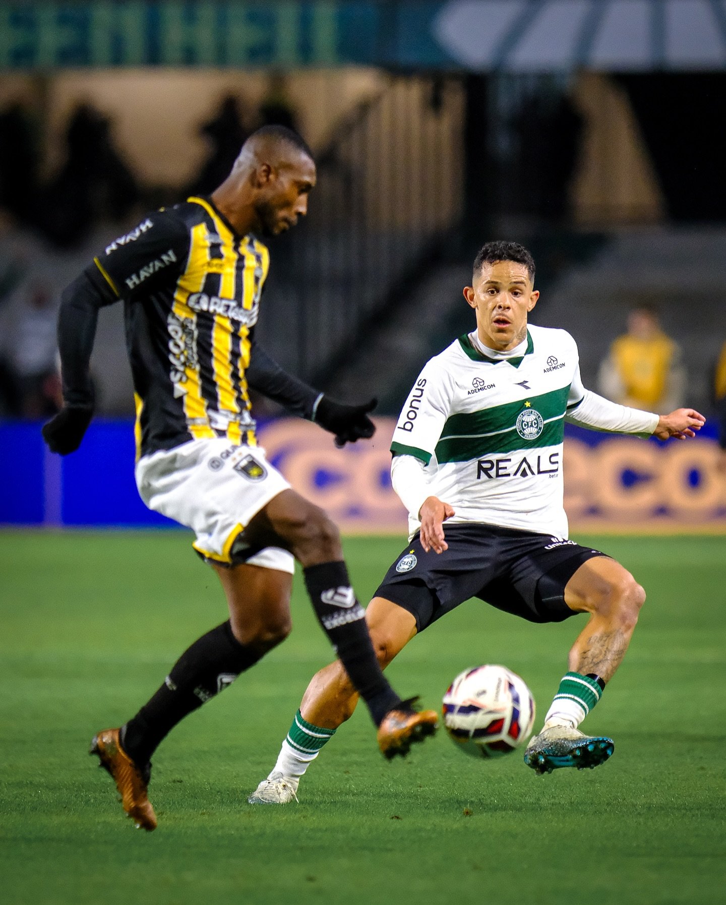 O artilheiro voltou: Dellatorre acaba com jejum, marca duas vezes e coloca o Coritiba na liderança