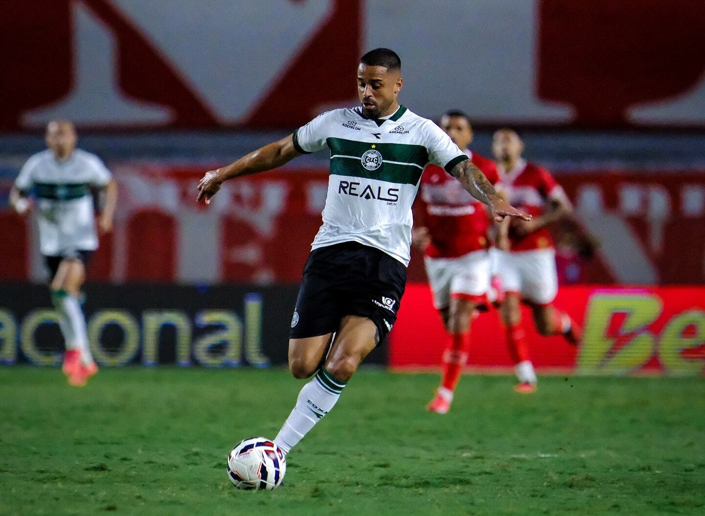 Líder com Sorte e Competência: Coritiba Sofre, mas Vence o CRB com Pênalti no Fim