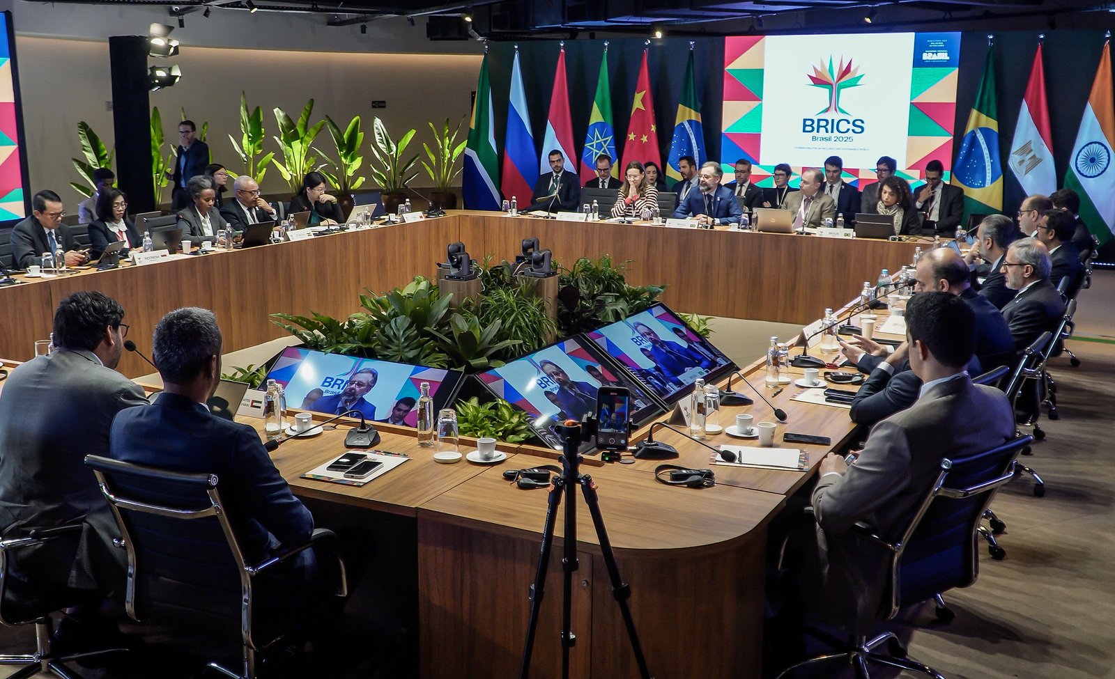 O Dólar em xeque: BRICS se reúne no Rio para acelerar o comércio em moedas locais