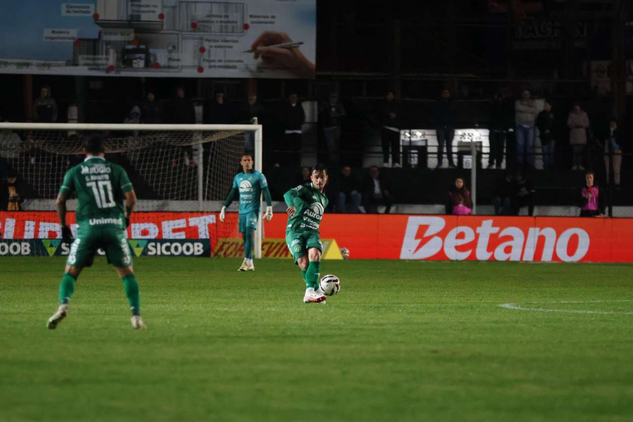 Duro Golpe no Fim: Operário Sofre Virada da Chapecoense nos Acréscimos em Ponta Grossa