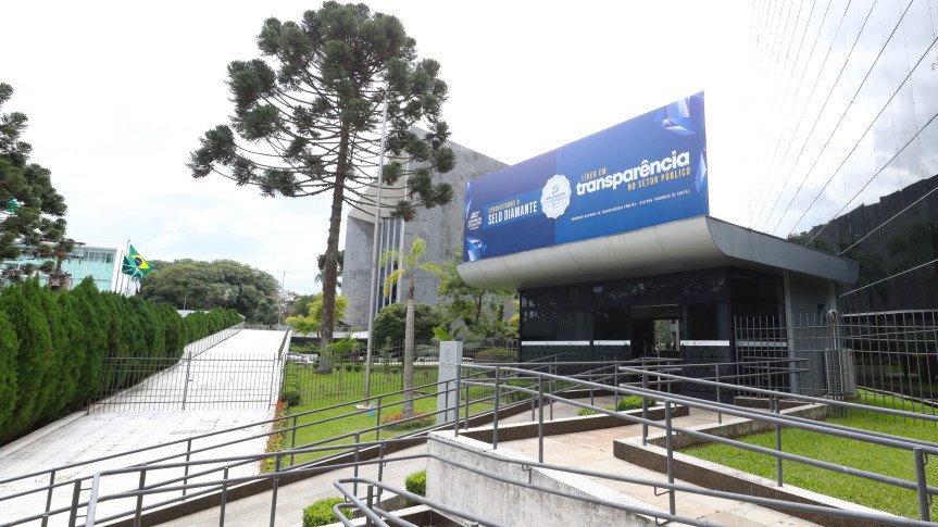 Recesso no Plenário, Atividade nos Bastidores A Assembleia Legislativa do Paraná (Alep) entrou oficialmente em seu recesso parlamentar de meio de ano, com as sessões plenárias para votação de projetos suspensas até o dia 4 de agosto. No entanto, a "casa do povo" permanecerá ativa na próxima semana com uma agenda intensa de audiências públicas, eventos culturais e o início de um de seus programas educativos mais importantes, o Parlamento Universitário. O período sem votações é aproveitado para aprofundar debates e aproximar o Legislativo da sociedade. Estudantes "Assumem" a Assembleia no Parlamento Universitário O grande destaque da semana é o início do Parlamento Universitário, que começa na quinta-feira (17). O programa transformará 54 estudantes de 26 instituições de ensino do Paraná em "deputados por uma semana". Eles irão propor, debater e votar projetos de lei, simulando toda a rotina parlamentar. A grande novidade deste ano é a inclusão de 46 estudantes de comunicação, que atuarão como assessores de imprensa e jornalistas, tornando a experiência ainda mais realista e completa. Em Pauta: Violência de Gênero e o Futuro da Juventude Rural A agenda de audiências públicas trará à tona dois temas de grande relevância social. Na terça-feira (15), um debate proposto pela deputada Ana Júlia irá discutir a violência política de gênero, em alusão aos quatro anos da lei que tornou a prática crime. No mesmo dia, o deputado Professor Lemos promove uma audiência sobre o Dia Estadual da Juventude Rural, com foco na criação de políticas públicas para incentivar a permanência dos jovens no campo e a sucessão familiar na agricultura. Homenagens e Parcerias na Agenda da Semana A programação da semana se completa com outros eventos institucionais. Na terça-feira, uma sessão histórica celebrará o Dia do Patrono do Comércio do Paraná, homenageando comerciantes que contribuem para a economia do estado. Na segunda-feira, será assinado um termo de cooperação técnica entre a TV Assembleia e a TV da Câmara de Vereadores de Curitiba para o compartilhamento de conteúdo. A semana contará ainda com o lançamento de um livro sobre o Processo Administrativo Disciplinar no Salão Nobre da Casa.
