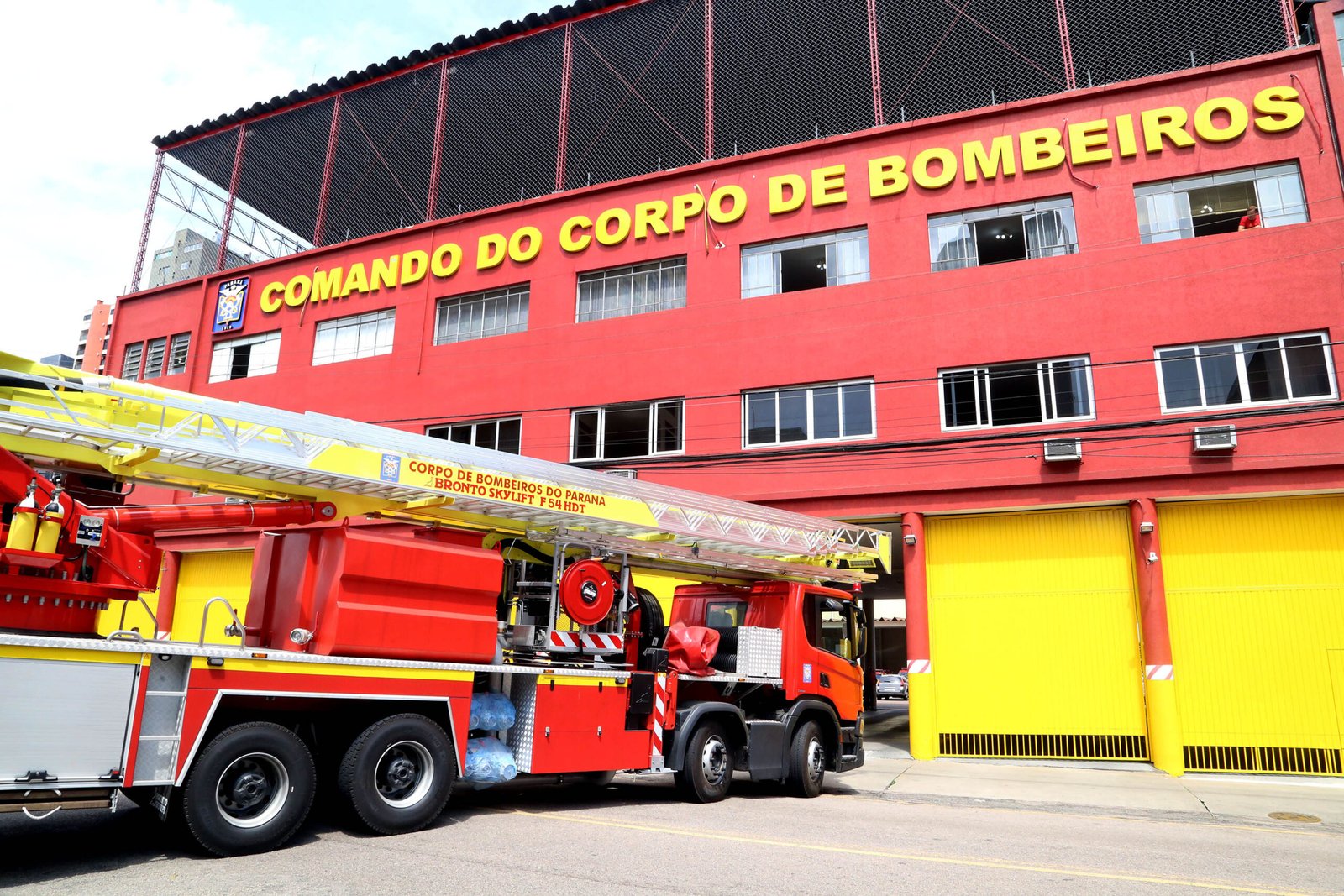 Governo sanciona lei que permite retorno de policiais e bombeiros aposentados à ativa no Paraná