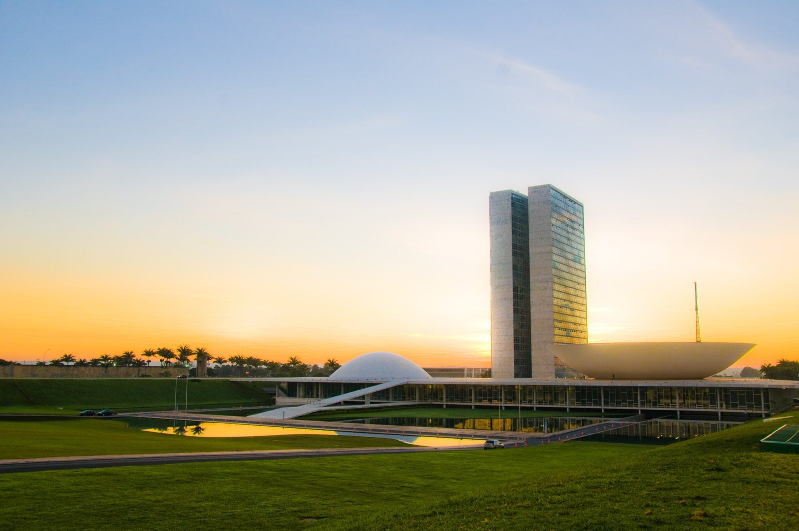 Congresso esvaziado por fórum em Lisboa, mas comissões “fervem” com sabatina de ministros
