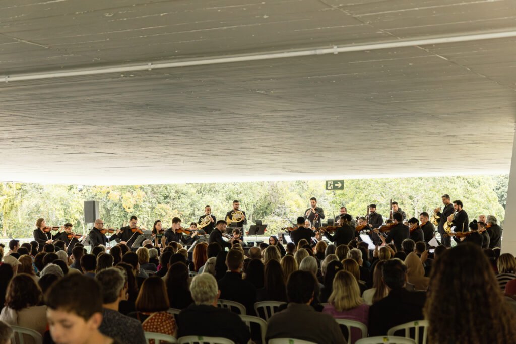 Mozart Sob o Olho de Niemeyer: Orquestra Sinfônica Faz Concerto Gratuito no Vão Livre do MON