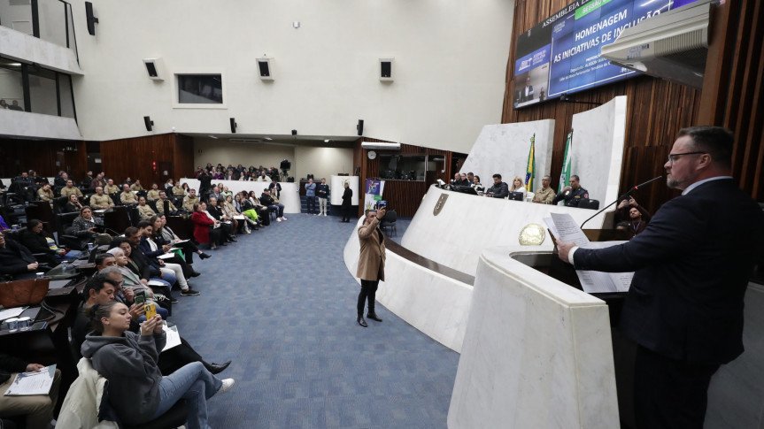 Recesso no Plenário, Atividade nos Bastidores
A Assembleia Legislativa do Paraná (Alep) entrou oficialmente em seu recesso parlamentar de meio de ano, com as sessões plenárias para votação de projetos suspensas até o dia 4 de agosto. No entanto, a "casa do povo" permanecerá ativa na próxima semana com uma agenda intensa de audiências públicas, eventos culturais e o início de um de seus programas educativos mais importantes, o Parlamento Universitário. O período sem votações é aproveitado para aprofundar debates e aproximar o Legislativo da sociedade.

Estudantes "Assumem" a Assembleia no Parlamento Universitário
O grande destaque da semana é o início do Parlamento Universitário, que começa na quinta-feira (17). O programa transformará 54 estudantes de 26 instituições de ensino do Paraná em "deputados por uma semana". Eles irão propor, debater e votar projetos de lei, simulando toda a rotina parlamentar. A grande novidade deste ano é a inclusão de 46 estudantes de comunicação, que atuarão como assessores de imprensa e jornalistas, tornando a experiência ainda mais realista e completa.

Em Pauta: Violência de Gênero e o Futuro da Juventude Rural
A agenda de audiências públicas trará à tona dois temas de grande relevância social. Na terça-feira (15), um debate proposto pela deputada Ana Júlia irá discutir a violência política de gênero, em alusão aos quatro anos da lei que tornou a prática crime. No mesmo dia, o deputado Professor Lemos promove uma audiência sobre o Dia Estadual da Juventude Rural, com foco na criação de políticas públicas para incentivar a permanência dos jovens no campo e a sucessão familiar na agricultura.

Homenagens e Parcerias na Agenda da Semana
A programação da semana se completa com outros eventos institucionais. Na terça-feira, uma sessão histórica celebrará o Dia do Patrono do Comércio do Paraná, homenageando comerciantes que contribuem para a economia do estado. Na segunda-feira, será assinado um termo de cooperação técnica entre a TV Assembleia e a TV da Câmara de Vereadores de Curitiba para o compartilhamento de conteúdo. A semana contará ainda com o lançamento de um livro sobre o Processo Administrativo Disciplinar no Salão Nobre da Casa.