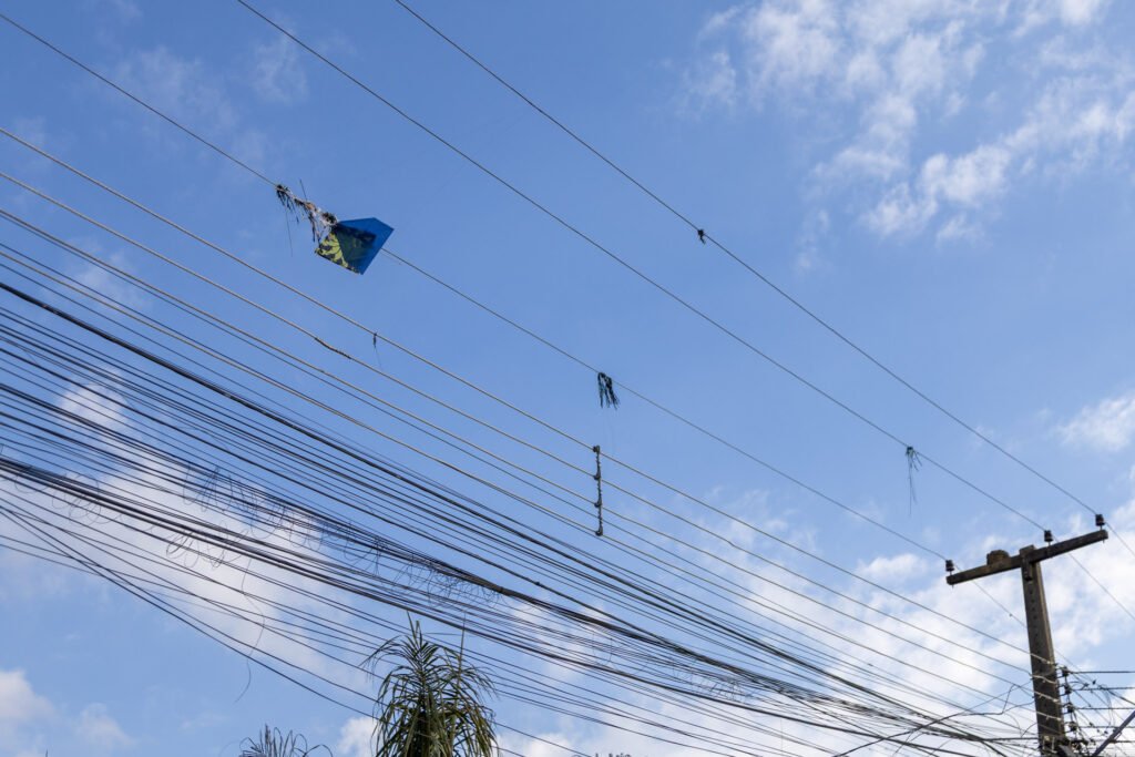 Do Celular à Pipa: Os Dois Grandes Vilões dos Acidentes Elétricos com Crianças nas Férias