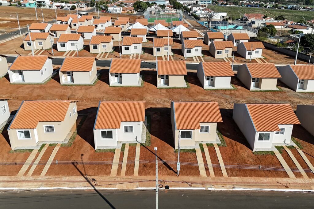 Com a Caneta Cheia: Ratinho Junior Acelera o Casa Fácil com Investimento Recorde e Novas Frentes