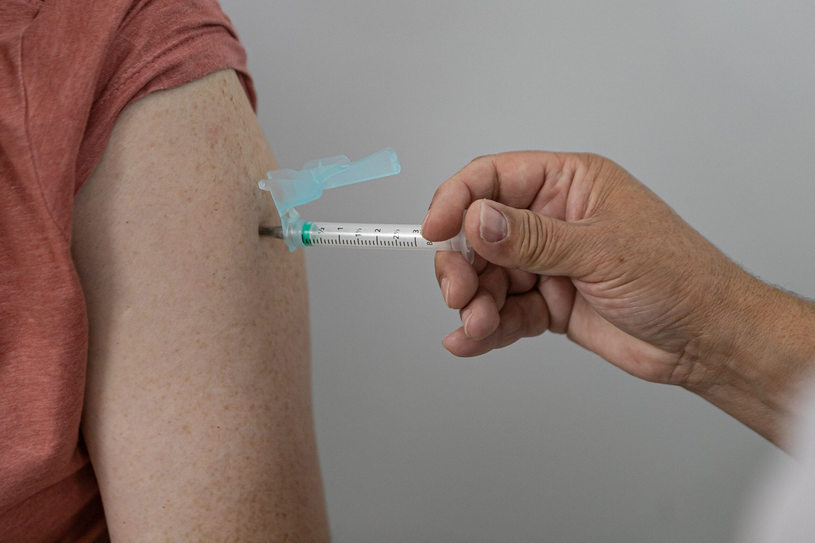 Vacinação funciona: Paraná vê queda na Gripe, mas alerta para alta de outros vírus respiratórios