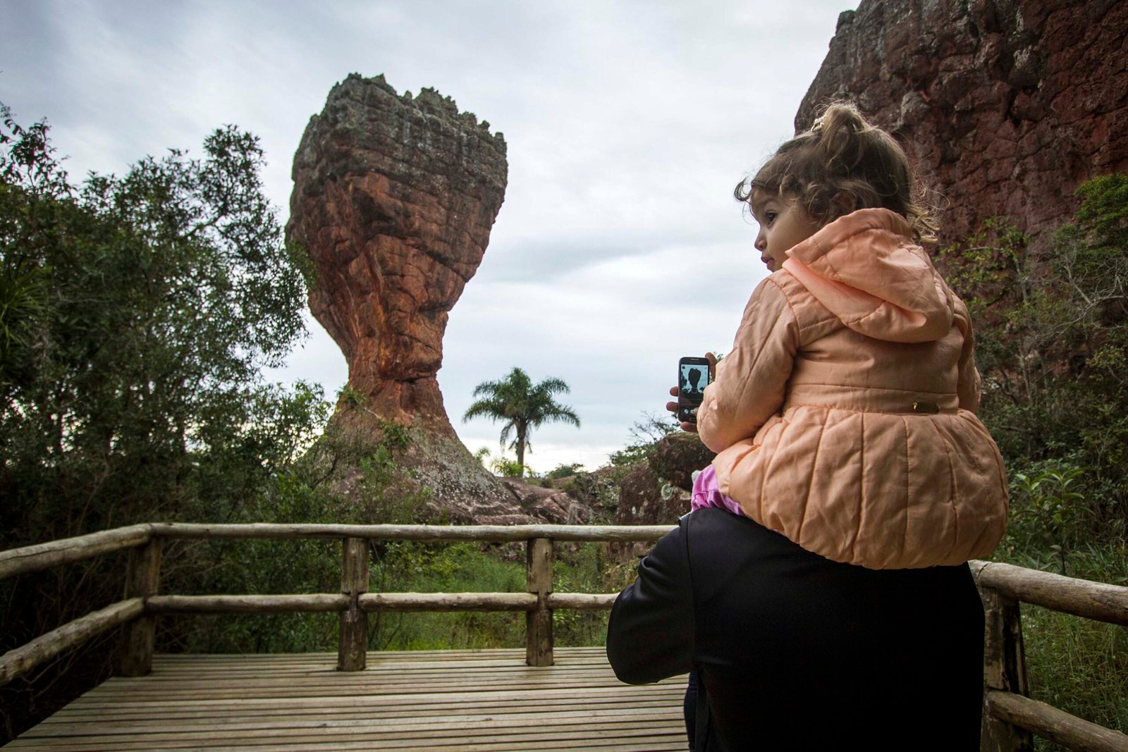 Esqueça o Sofá e o Shopping: Descubra 5 Tesouros Naturais e Históricos do Paraná Para Explorar nas Férias