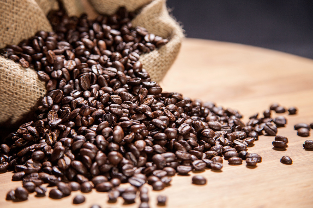 Enquanto EUA taxam, China abre mercado para o café do Brasil