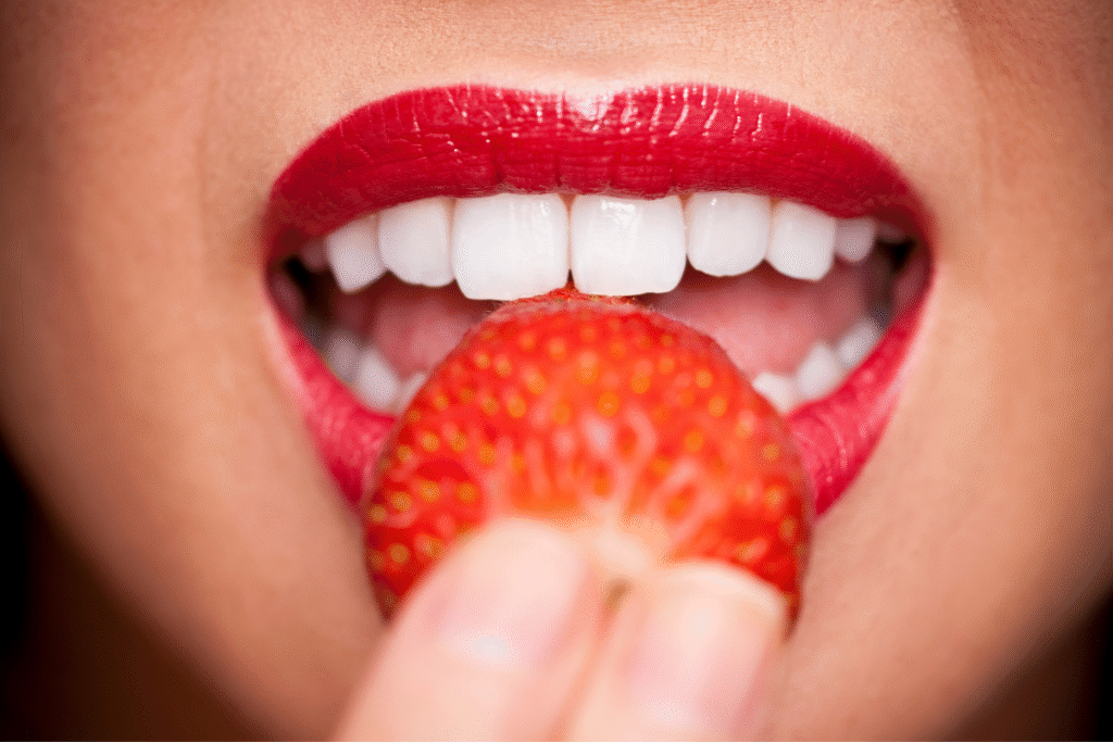 Alerta dos Dentistas: A Moda do "Morango do Amor" Está Levando Pacientes aos Consultórios com Dentes Quebrados