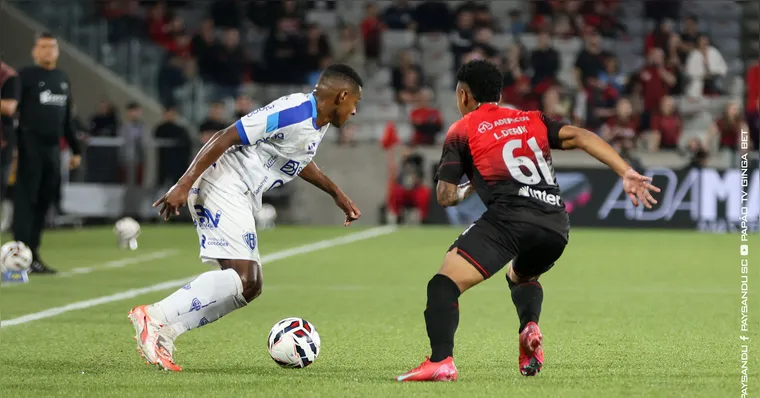 Crise na Baixada: Athletico cede empate segundos após marcar, é vaiado e aumenta jejum na Série B